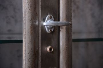 ヴィンテージ家具　フランスビンテージ　大ぶりなスチールキャビネット(メディカルキャビネット・ケビント)