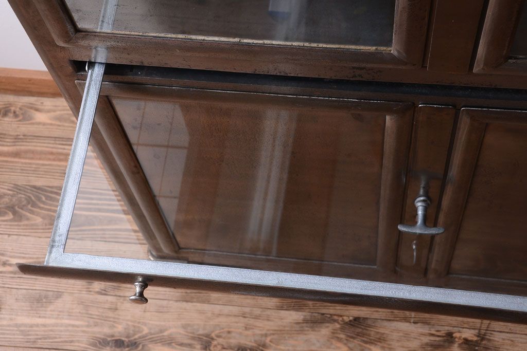 ヴィンテージ家具　フランスビンテージ　大ぶりなスチールキャビネット(メディカルキャビネット・ケビント)