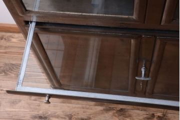 ヴィンテージ家具　フランスビンテージ　大ぶりなスチールキャビネット(メディカルキャビネット・ケビント)