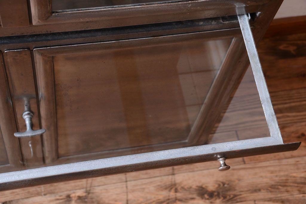 ヴィンテージ家具　フランスビンテージ　大ぶりなスチールキャビネット(メディカルキャビネット・ケビント)