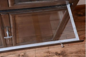 ヴィンテージ家具　フランスビンテージ　大ぶりなスチールキャビネット(メディカルキャビネット・ケビント)