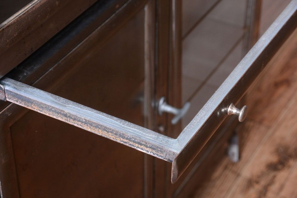 ヴィンテージ家具　フランスビンテージ　大ぶりなスチールキャビネット(メディカルキャビネット・ケビント)