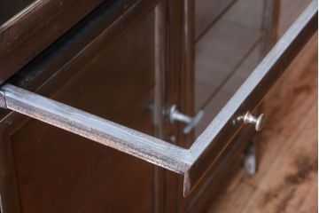 ヴィンテージ家具　フランスビンテージ　大ぶりなスチールキャビネット(メディカルキャビネット・ケビント)