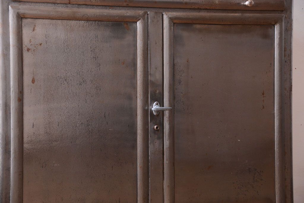 ヴィンテージ家具　フランスビンテージ　大ぶりなスチールキャビネット(メディカルキャビネット・ケビント)