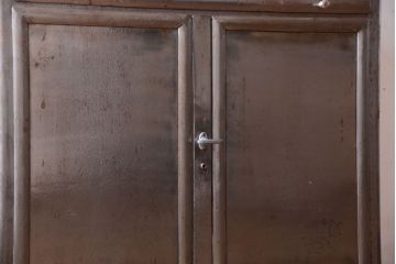 ヴィンテージ家具　フランスビンテージ　大ぶりなスチールキャビネット(メディカルキャビネット・ケビント)