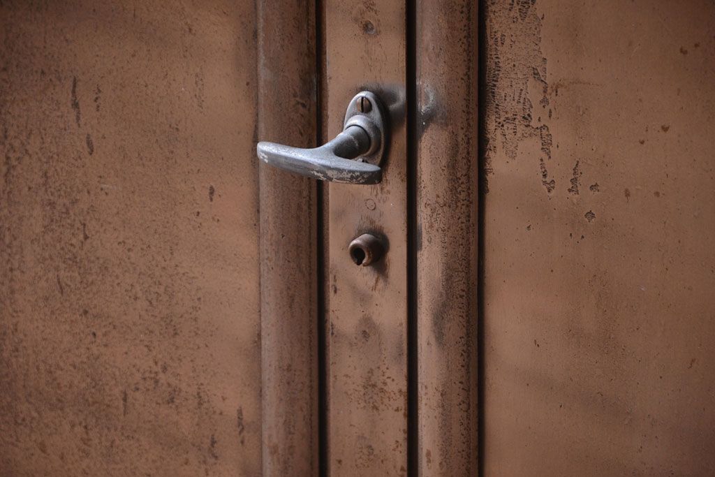 ヴィンテージ家具　フランスビンテージ　大ぶりなスチールキャビネット(メディカルキャビネット・ケビント)