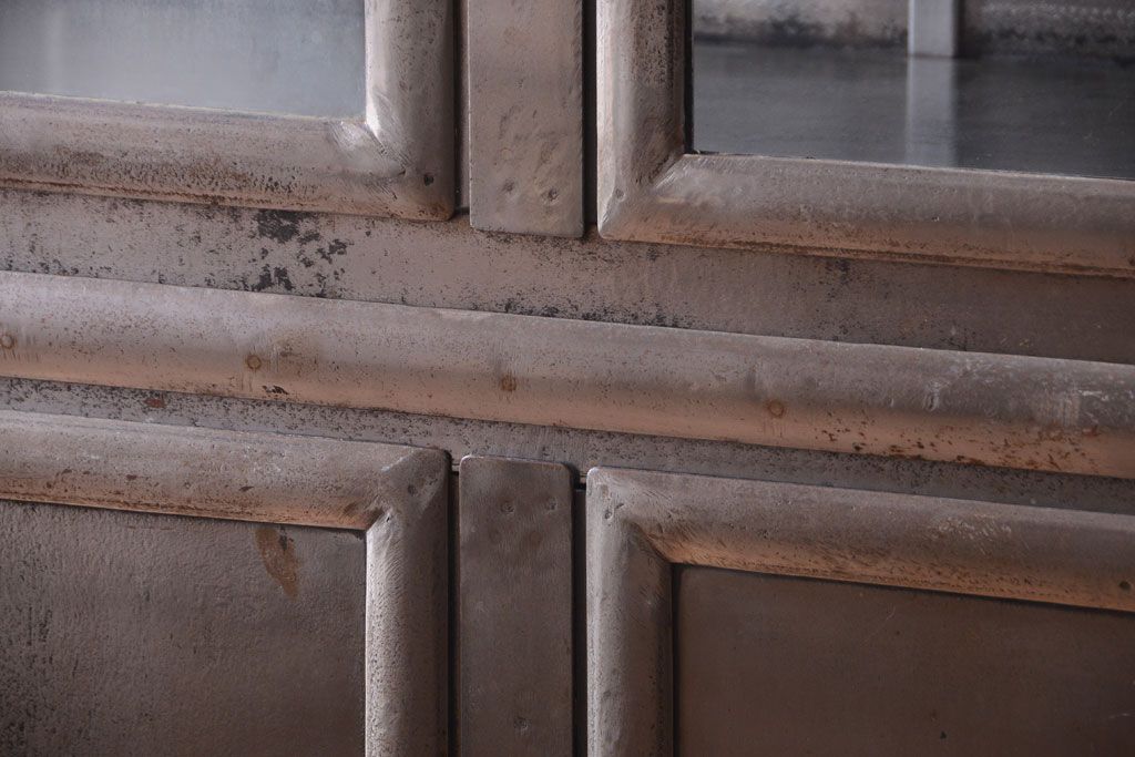 ヴィンテージ家具　フランスビンテージ　大ぶりなスチールキャビネット(メディカルキャビネット・ケビント)