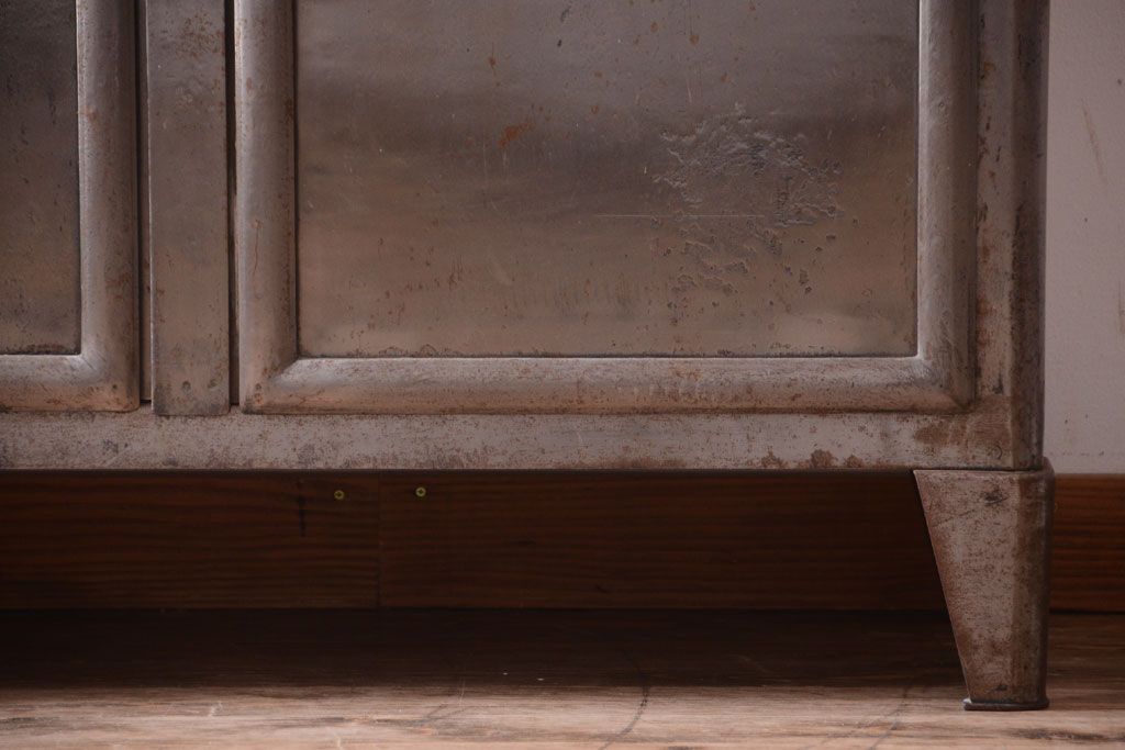 ヴィンテージ家具　フランスビンテージ　大ぶりなスチールキャビネット(メディカルキャビネット・ケビント)