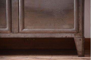 ヴィンテージ家具　フランスビンテージ　大ぶりなスチールキャビネット(メディカルキャビネット・ケビント)