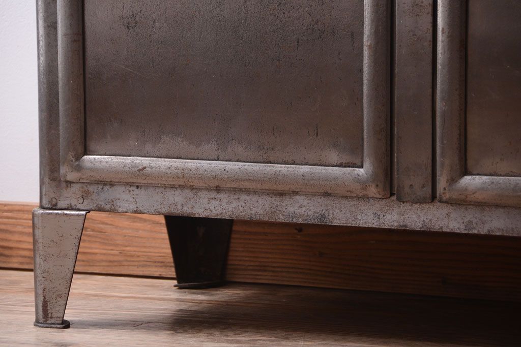 ヴィンテージ家具　フランスビンテージ　大ぶりなスチールキャビネット(メディカルキャビネット・ケビント)