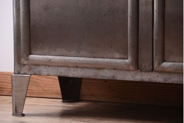 ヴィンテージ家具　フランスビンテージ　大ぶりなスチールキャビネット(メディカルキャビネット・ケビント)