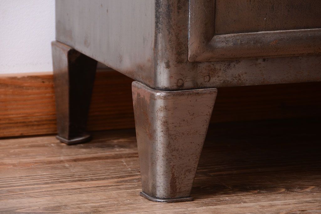 ヴィンテージ家具　フランスビンテージ　大ぶりなスチールキャビネット(メディカルキャビネット・ケビント)