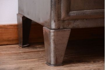 ヴィンテージ家具　フランスビンテージ　大ぶりなスチールキャビネット(メディカルキャビネット・ケビント)