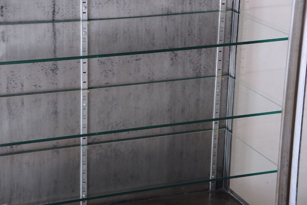 ヴィンテージ家具　フランスビンテージ　大ぶりなスチールキャビネット(メディカルキャビネット・ケビント)