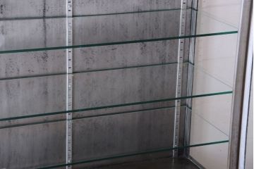 ヴィンテージ家具　フランスビンテージ　大ぶりなスチールキャビネット(メディカルキャビネット・ケビント)