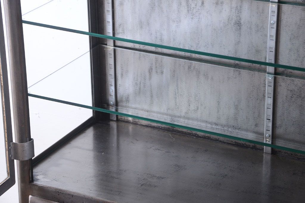 ヴィンテージ家具　フランスビンテージ　大ぶりなスチールキャビネット(メディカルキャビネット・ケビント)