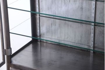 ヴィンテージ家具　フランスビンテージ　大ぶりなスチールキャビネット(メディカルキャビネット・ケビント)