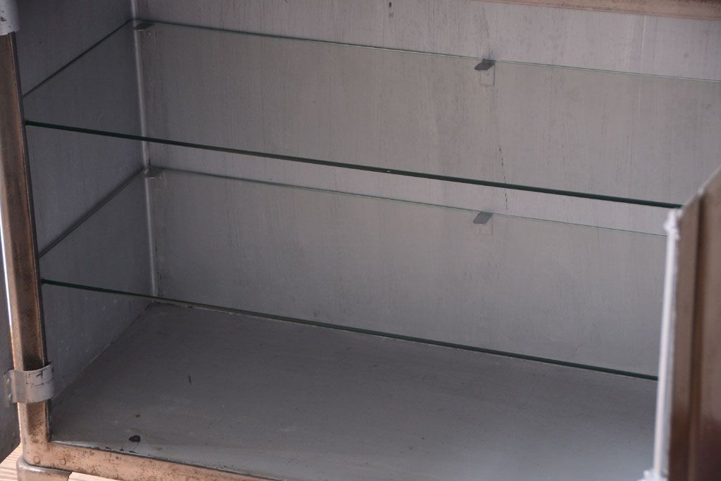 ヴィンテージ家具　フランスビンテージ　大ぶりなスチールキャビネット(メディカルキャビネット・ケビント)