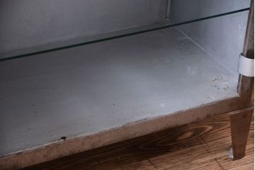 ヴィンテージ家具　フランスビンテージ　大ぶりなスチールキャビネット(メディカルキャビネット・ケビント)