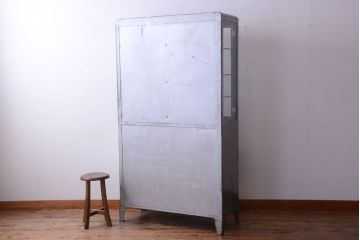 ヴィンテージ家具　フランスビンテージ　大ぶりなスチールキャビネット(メディカルキャビネット・ケビント)