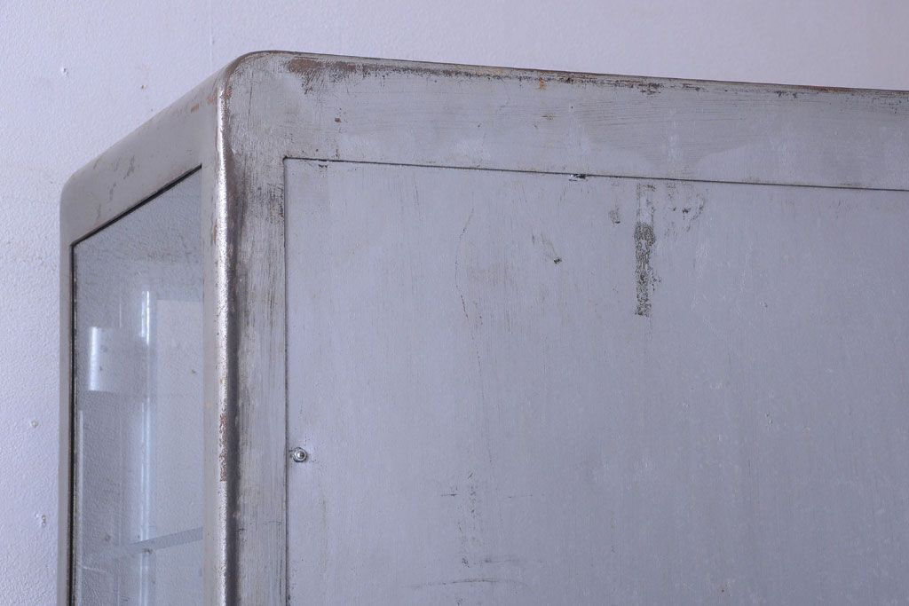 ヴィンテージ家具　フランスビンテージ　大ぶりなスチールキャビネット(メディカルキャビネット・ケビント)