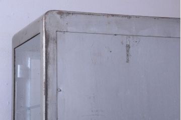 ヴィンテージ家具　フランスビンテージ　大ぶりなスチールキャビネット(メディカルキャビネット・ケビント)