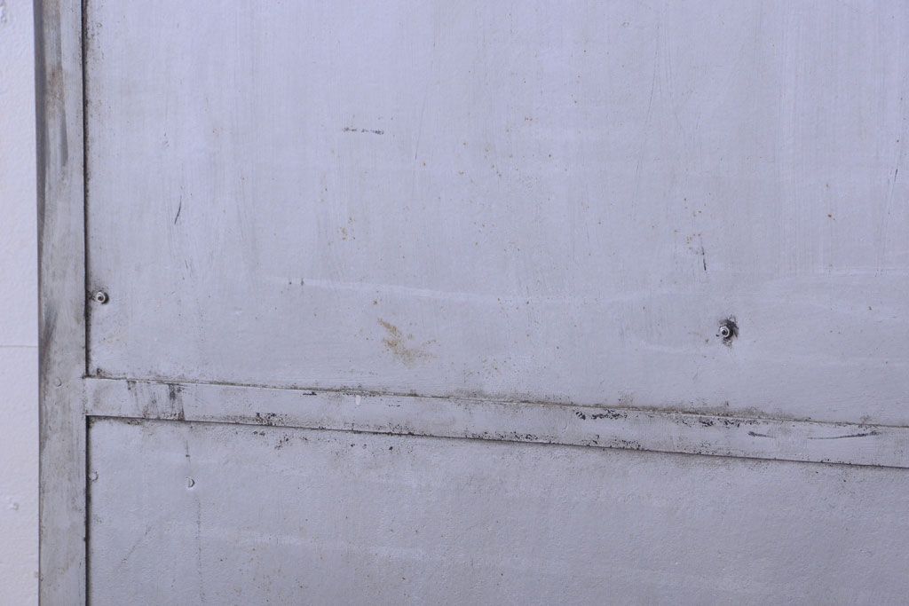 ヴィンテージ家具　フランスビンテージ　大ぶりなスチールキャビネット(メディカルキャビネット・ケビント)