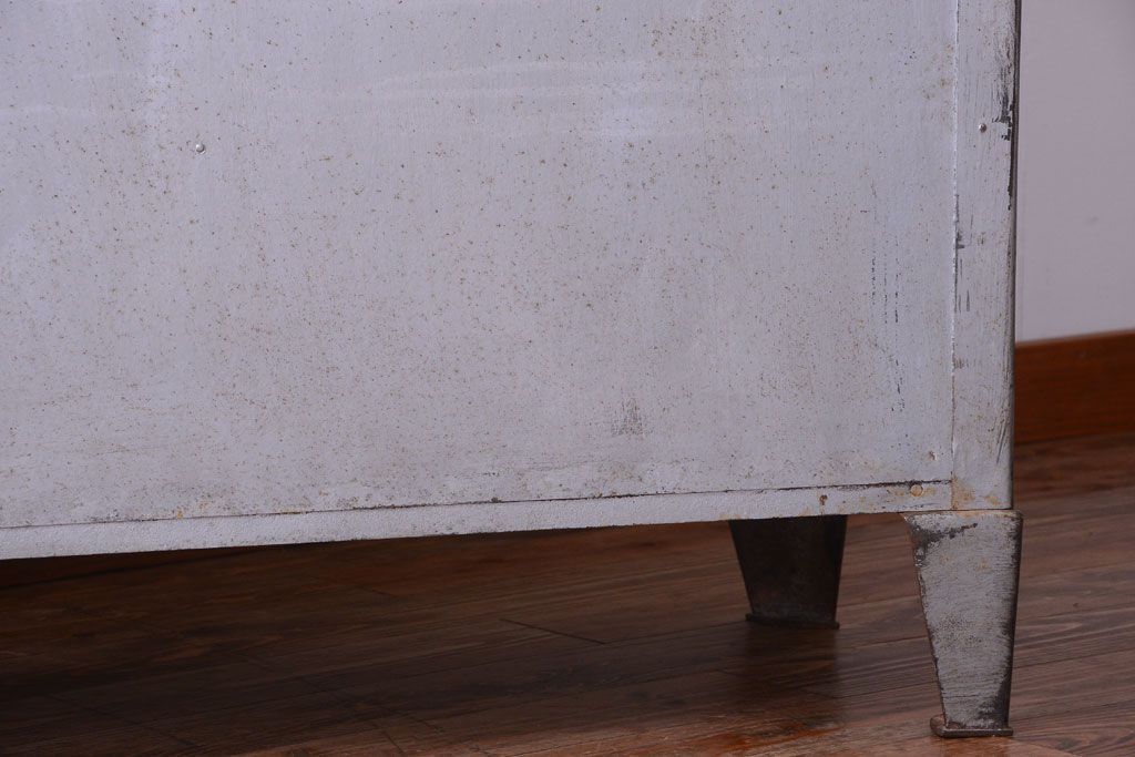 ヴィンテージ家具　フランスビンテージ　大ぶりなスチールキャビネット(メディカルキャビネット・ケビント)