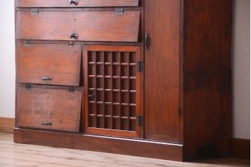 アンティーク家具　古民具・骨董　格子戸付き!古い木味の大型パタパタ収納棚