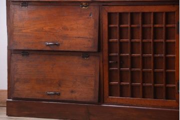 アンティーク家具　古民具・骨董　格子戸付き!古い木味の大型パタパタ収納棚