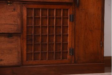アンティーク家具　古民具・骨董　格子戸付き!古い木味の大型パタパタ収納棚
