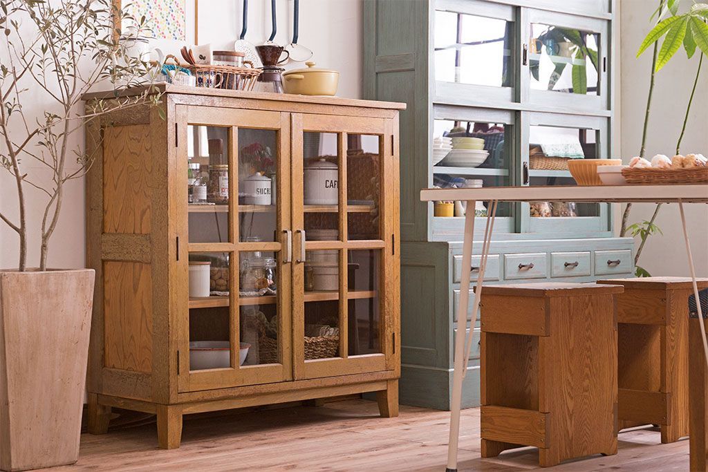 レトロ家具　昭和レトロ　脚付き!古い木製の収納棚(キャビネット)(1)