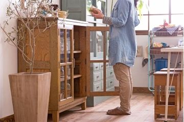 レトロ家具　昭和レトロ　脚付き!古い木製の収納棚(キャビネット)(1)