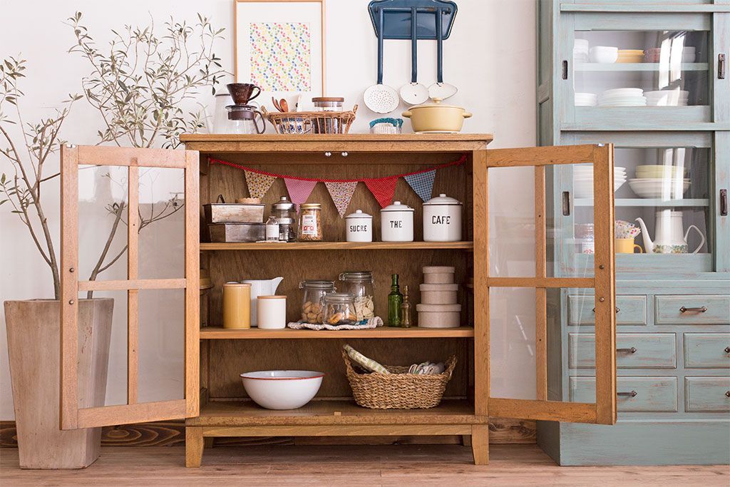 レトロ家具　昭和レトロ　脚付き!古い木製の収納棚(キャビネット)(1)