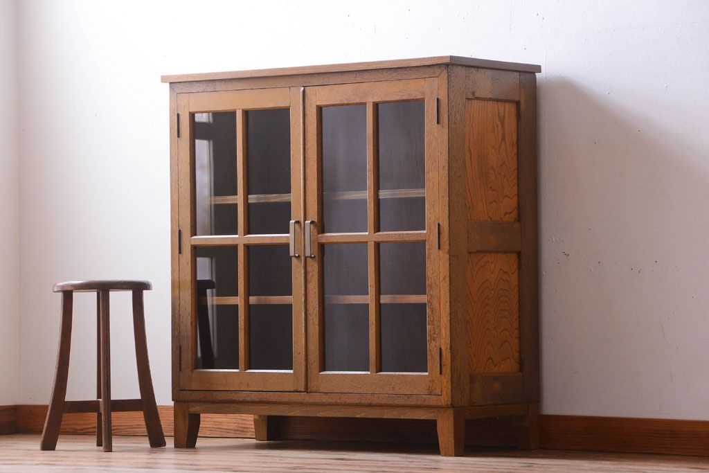 レトロ家具　昭和レトロ　脚付き!古い木製の収納棚(キャビネット)(1)