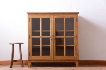 レトロ家具　昭和レトロ　脚付き!古い木製の収納棚(キャビネット)(1)