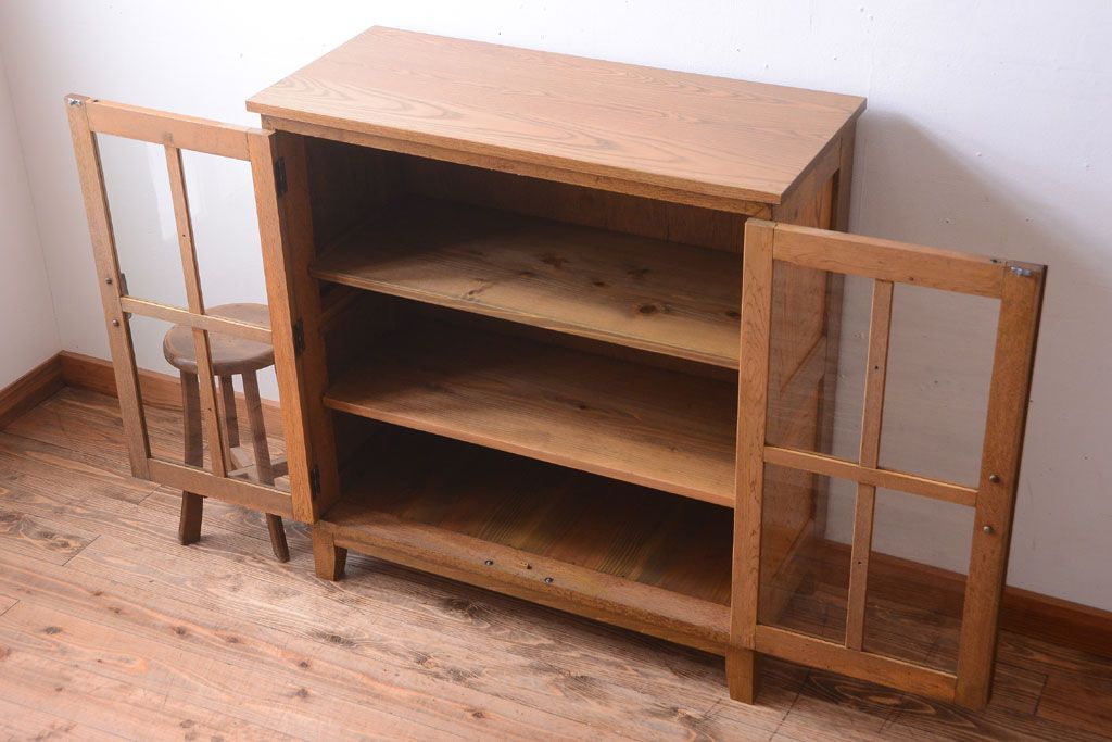 レトロ家具　昭和レトロ　脚付き!古い木製の収納棚(キャビネット)(1)