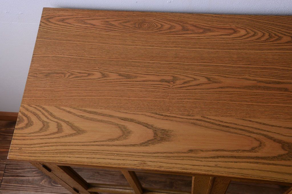 レトロ家具　昭和レトロ　脚付き!古い木製の収納棚(キャビネット)(1)