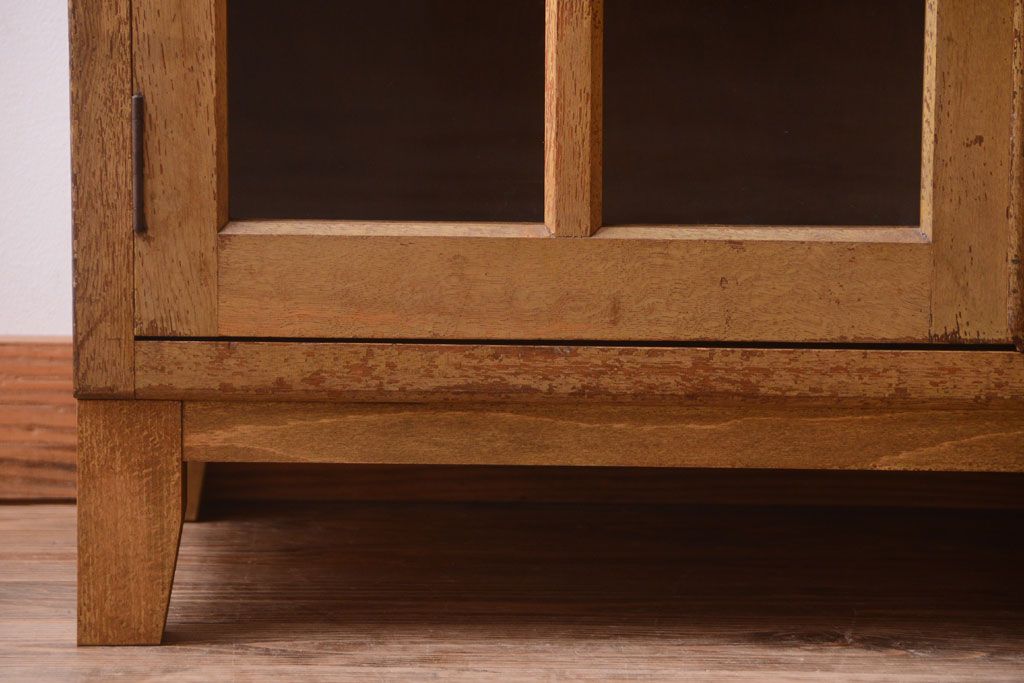 レトロ家具　昭和レトロ　脚付き!古い木製の収納棚(キャビネット)(1)