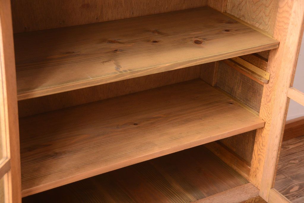 レトロ家具　昭和レトロ　脚付き!古い木製の収納棚(キャビネット)(1)