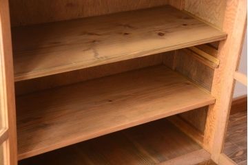 レトロ家具　昭和レトロ　脚付き!古い木製の収納棚(キャビネット)(1)