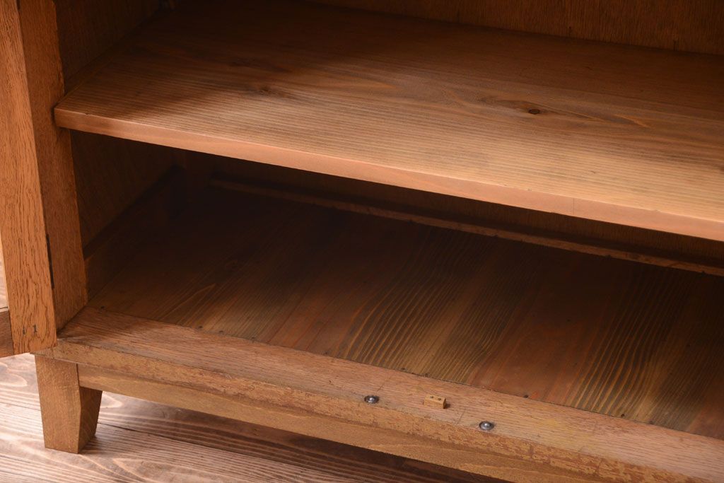 レトロ家具　昭和レトロ　脚付き!古い木製の収納棚(キャビネット)(1)