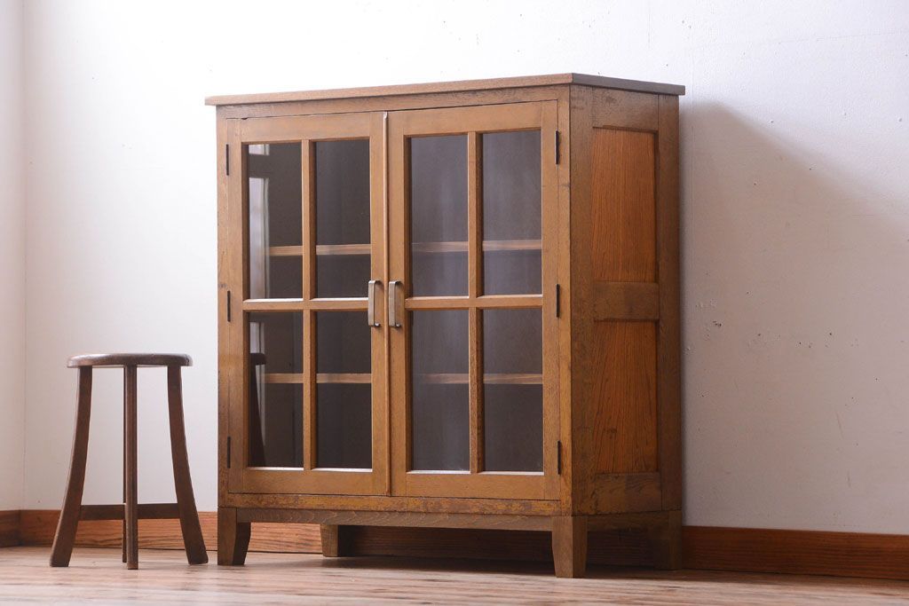 レトロ家具　昭和レトロ　脚付き!古い木製の収納棚(キャビネット)(2)