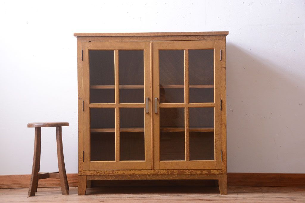 レトロ家具　昭和レトロ　脚付き!古い木製の収納棚(キャビネット)(2)