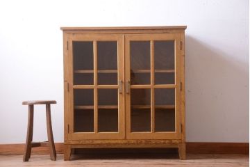 レトロ家具　昭和レトロ　脚付き!古い木製の収納棚(キャビネット)(2)