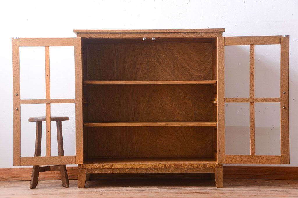 レトロ家具　昭和レトロ　脚付き!古い木製の収納棚(キャビネット)(2)