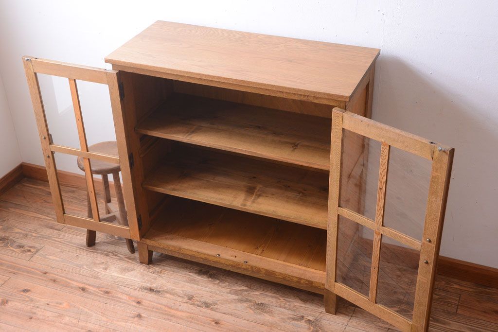 レトロ家具　昭和レトロ　脚付き!古い木製の収納棚(キャビネット)(2)