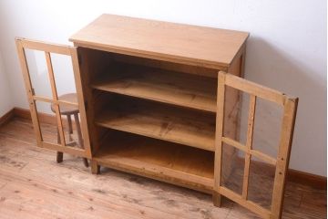 レトロ家具　昭和レトロ　脚付き!古い木製の収納棚(キャビネット)(2)