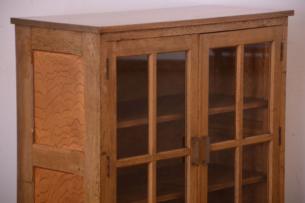 レトロ家具　昭和レトロ　脚付き!古い木製の収納棚(キャビネット)(2)