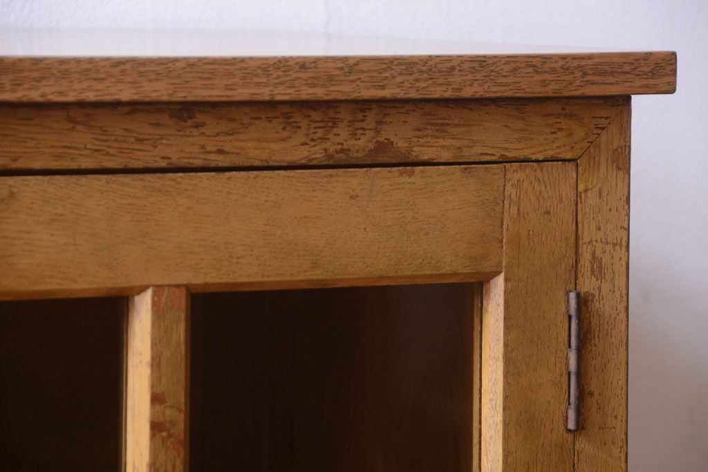 レトロ家具　昭和レトロ　脚付き!古い木製の収納棚(キャビネット)(2)